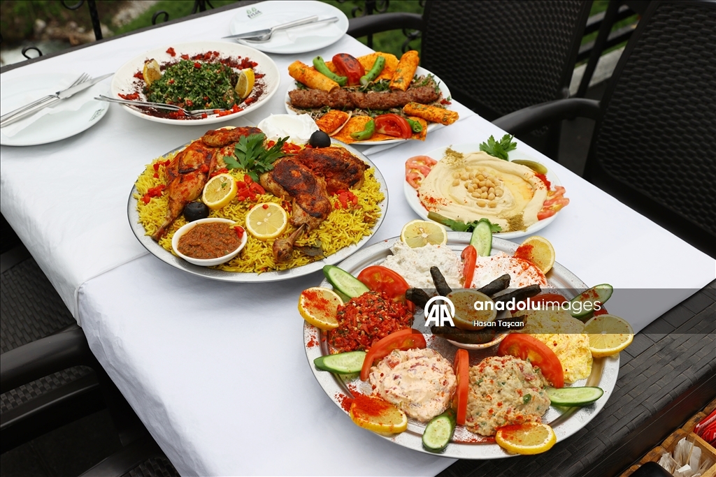 بأحضان الطبيعة.. مأكولات عربية تزين قوائم المطاعم في ريزة التركية