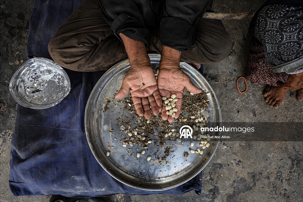 İsrail'in açlığa mahkum ettiği Gazzeliler, atık yemeklerle karınlarını doyurmaya çalışıyor