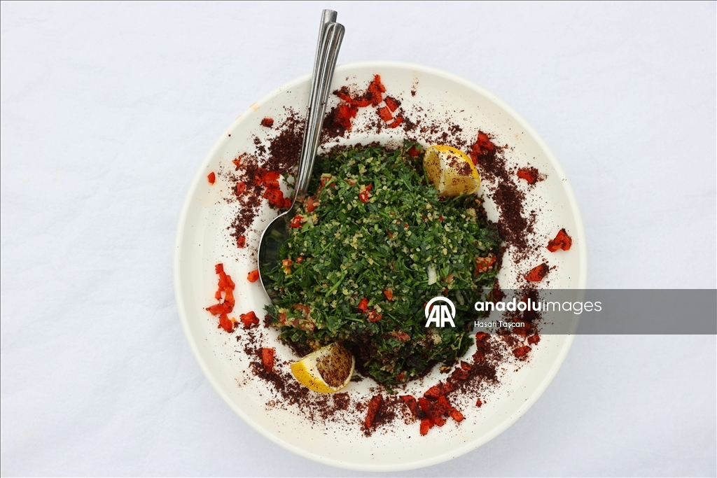 بأحضان الطبيعة.. مأكولات عربية تزين قوائم المطاعم في ريزة التركية