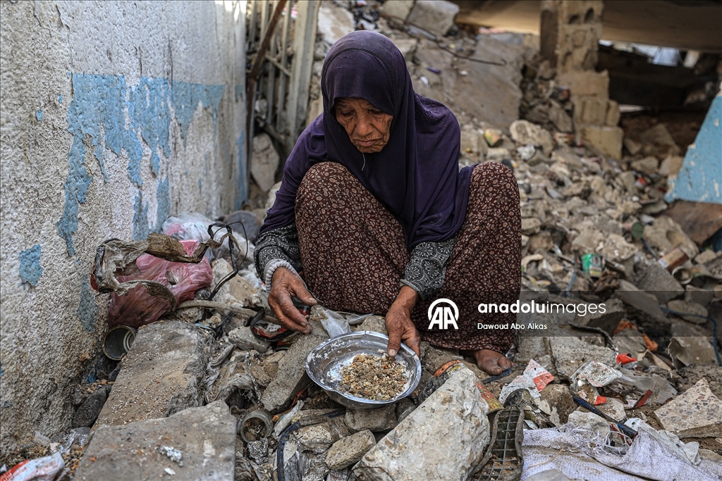 İsrail'in açlığa mahkum ettiği Gazzeliler, atık yemeklerle karınlarını doyurmaya çalışıyor