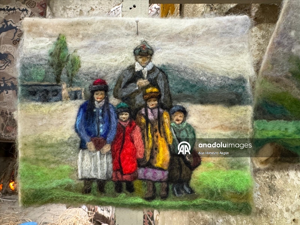 Сцены из романов Чингиза Айтматова превращаются в произведения искусства из войлока