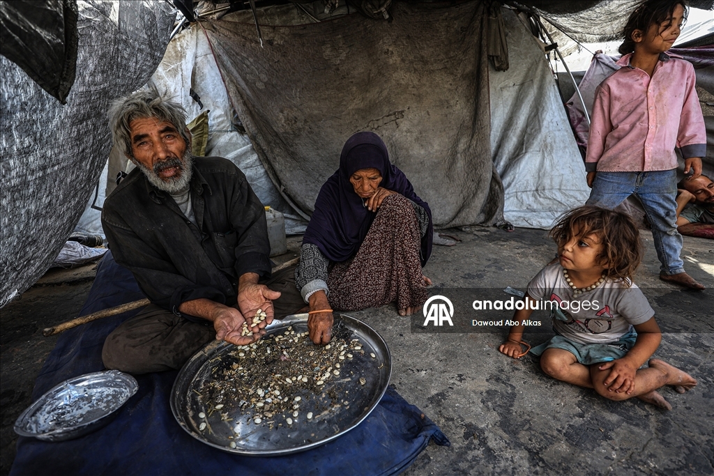 İsrail'in açlığa mahkum ettiği Gazzeliler, atık yemeklerle karınlarını doyurmaya çalışıyor