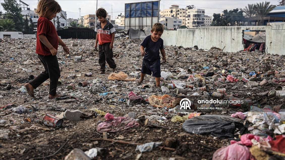 İsrail'in açlığa mahkum ettiği Gazzeliler, atık yemeklerle karınlarını doyurmaya çalışıyor