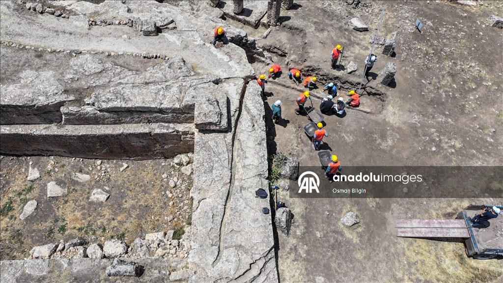 Zerzevan Kalesi'nde 1800 yıllık su dağıtım sistemi bulundu