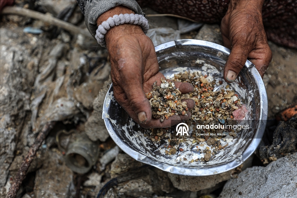 İsrail'in açlığa mahkum ettiği Gazzeliler, atık yemeklerle karınlarını doyurmaya çalışıyor