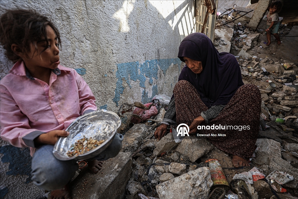 İsrail'in açlığa mahkum ettiği Gazzeliler, atık yemeklerle karınlarını doyurmaya çalışıyor