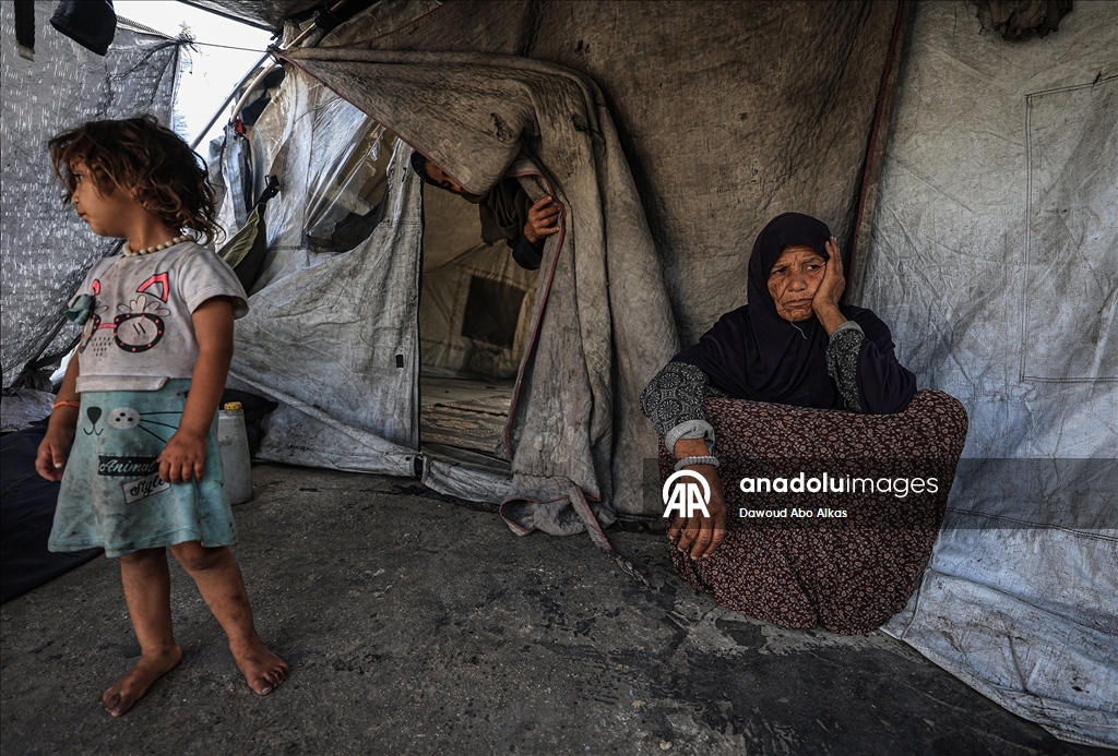 İsrail'in açlığa mahkum ettiği Gazzeliler, atık yemeklerle karınlarını doyurmaya çalışıyor