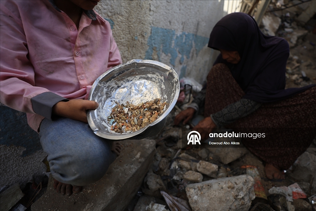 İsrail'in açlığa mahkum ettiği Gazzeliler, atık yemeklerle karınlarını doyurmaya çalışıyor