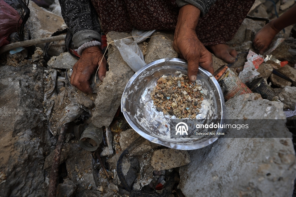 İsrail'in açlığa mahkum ettiği Gazzeliler, atık yemeklerle karınlarını doyurmaya çalışıyor