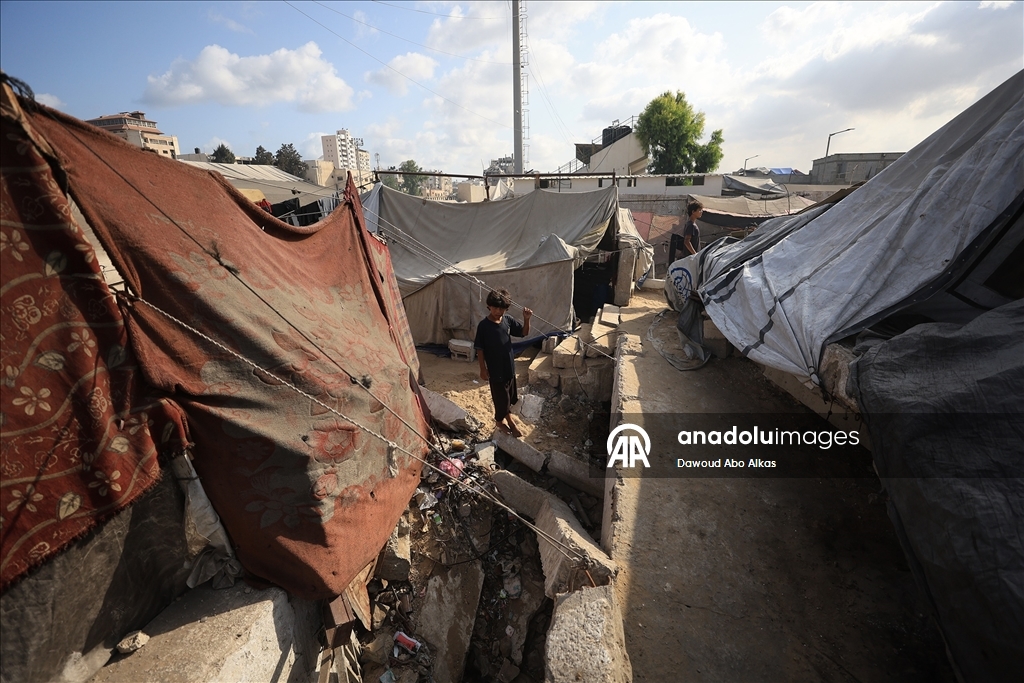 İsrail'in açlığa mahkum ettiği Gazzeliler, atık yemeklerle karınlarını doyurmaya çalışıyor