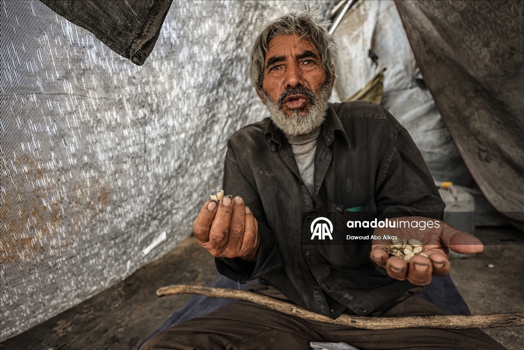 İsrail'in açlığa mahkum ettiği Gazzeliler, atık yemeklerle karınlarını doyurmaya çalışıyor