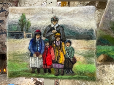 Сцены из романов Чингиза Айтматова превращаются в произведения искусства из войлока