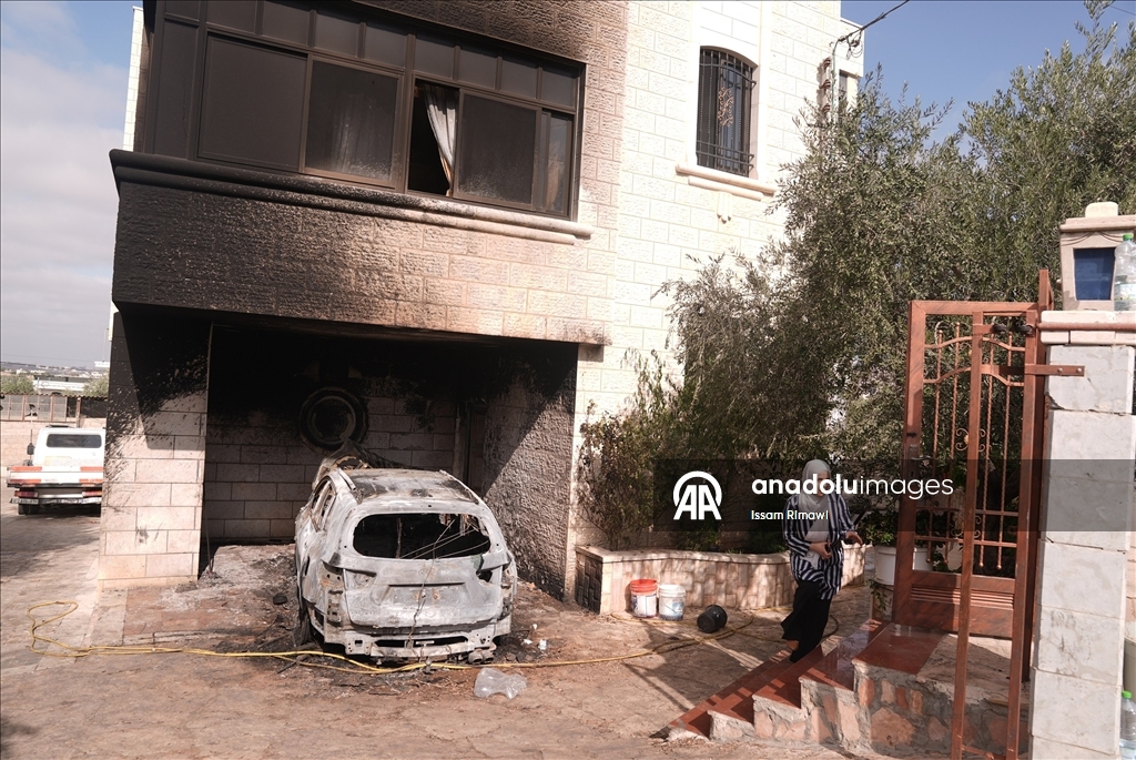 Filistinlilerin topraklarını gasbeden İsrailliler, Batı Şeria'da ev ve araçları ateşe verdi