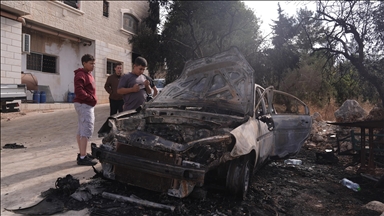 Filistinlilerin topraklarını gasbeden İsrailliler, Batı Şeria'da ev ve araçları ateşe verdi