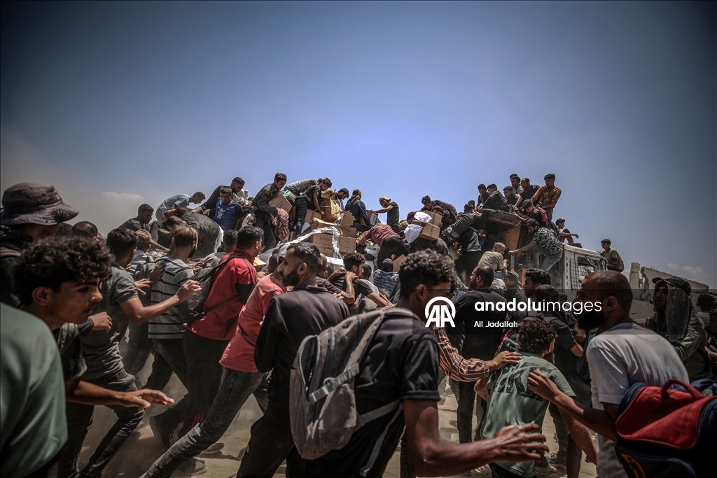 Palestinians receive limited amount of flour and infant formula at distribution point in Gaza