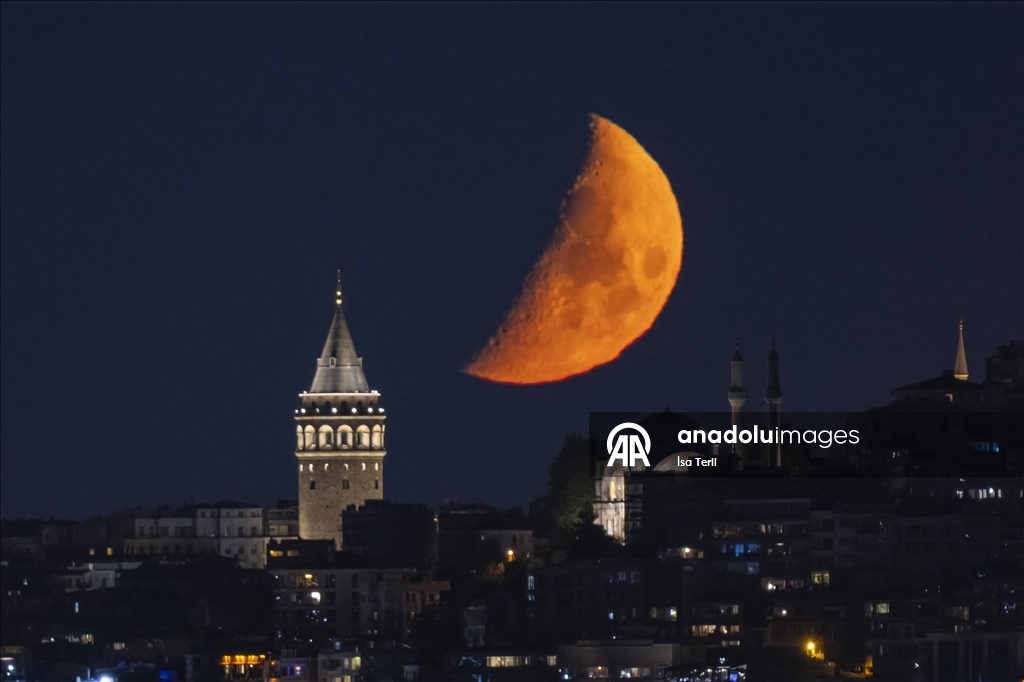 İstanbul'da yarım Ay