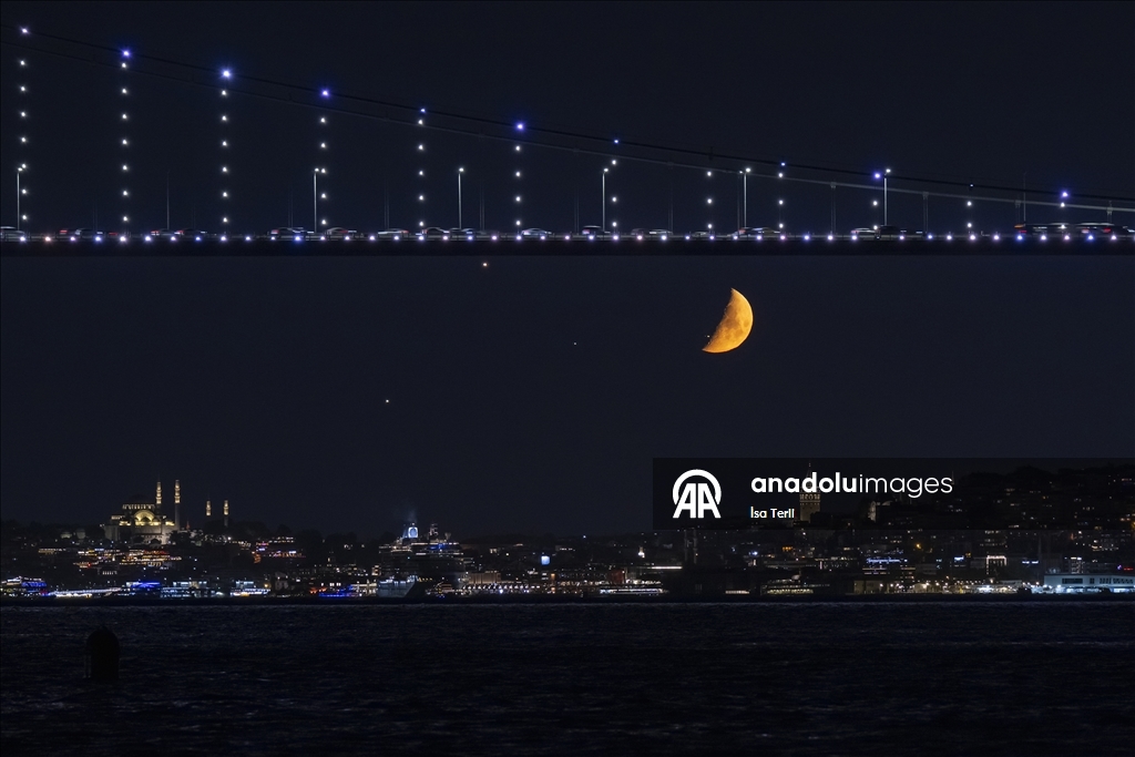 İstanbul'da yarım Ay