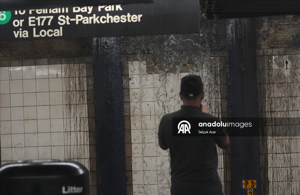 New York'ta şiddetli yağış nedeniyle metro istasyonlarını su bastı ​​​​​​​ 