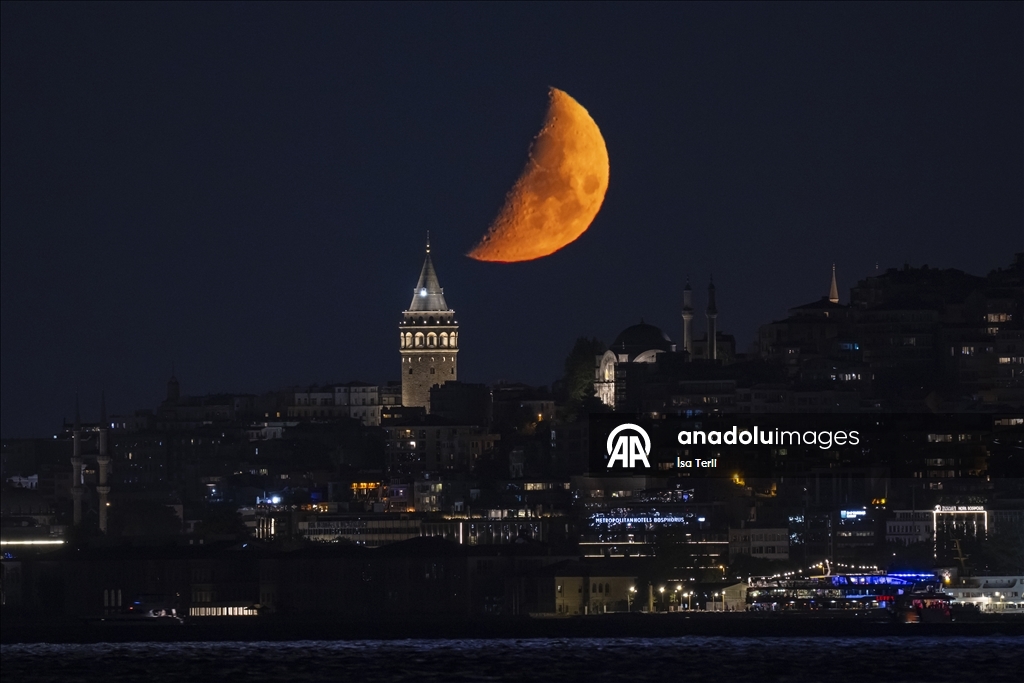 İstanbul'da yarım Ay