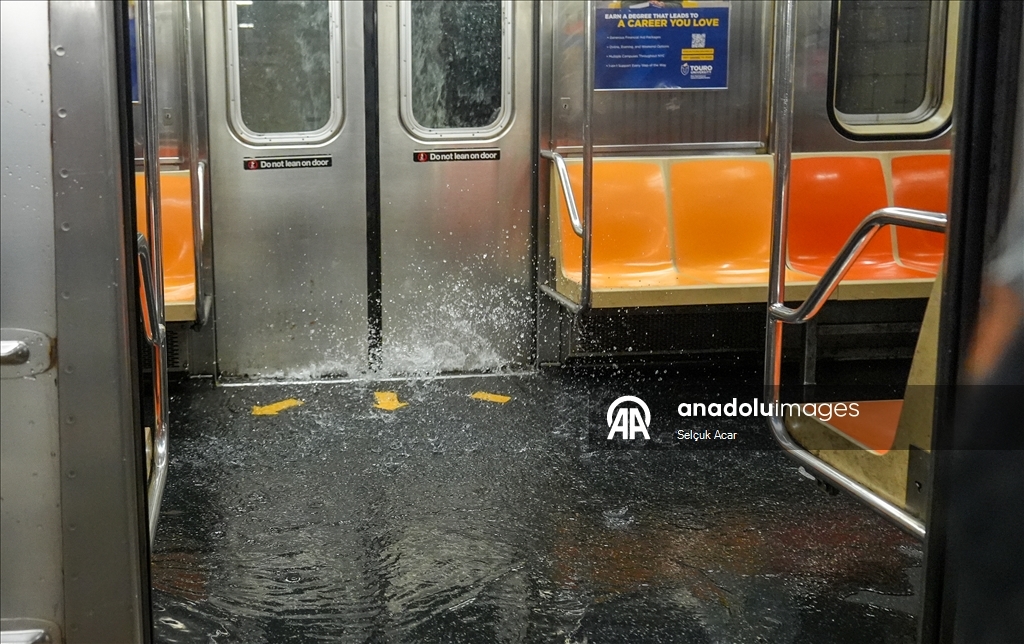 New York'ta şiddetli yağış nedeniyle metro istasyonlarını su bastı ​​​​​​​ 