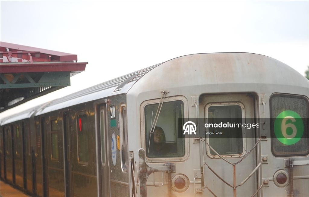 New York'ta şiddetli yağış nedeniyle metro istasyonlarını su bastı ​​​​​​​ 