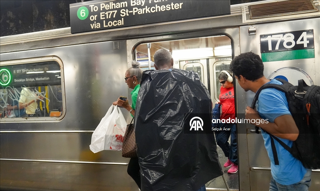 New York'ta şiddetli yağış nedeniyle metro istasyonlarını su bastı ​​​​​​​ 