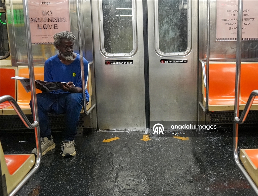 New York'ta şiddetli yağış nedeniyle metro istasyonlarını su bastı ​​​​​​​ 