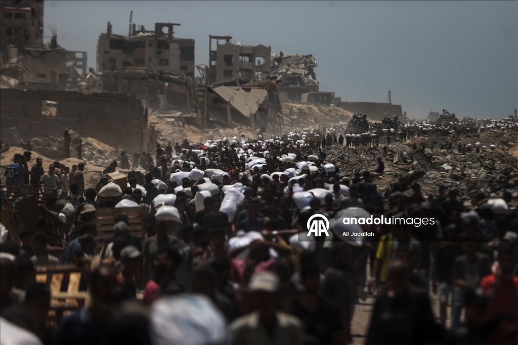Palestinians receive limited amount of flour and infant formula at distribution point in Gaza