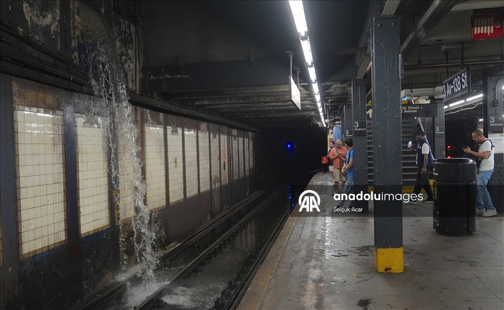 New York'ta şiddetli yağış nedeniyle metro istasyonlarını su bastı ​​​​​​​ 