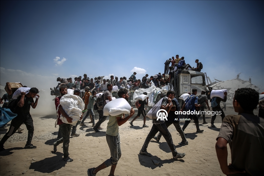 Palestinians receive limited amount of flour and infant formula at distribution point in Gaza