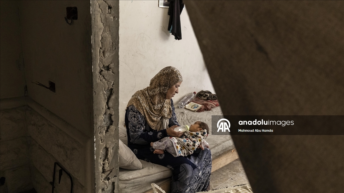 Gazzelli anne, harabeye dönmüş binada bebeğini hayatta tutmaya çalışıyor