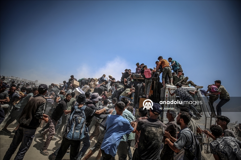 Palestinians receive limited amount of flour and infant formula at distribution point in Gaza