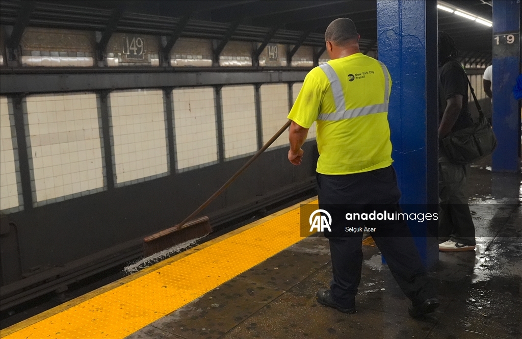 New York'ta şiddetli yağış nedeniyle metro istasyonlarını su bastı ​​​​​​​ 