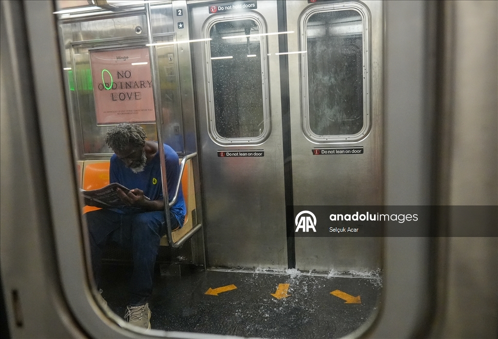 New York'ta şiddetli yağış nedeniyle metro istasyonlarını su bastı ​​​​​​​ 
