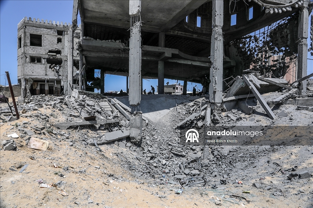 İsrail ordusunun bombardımanına maruz kalan el-Albani Camisi
