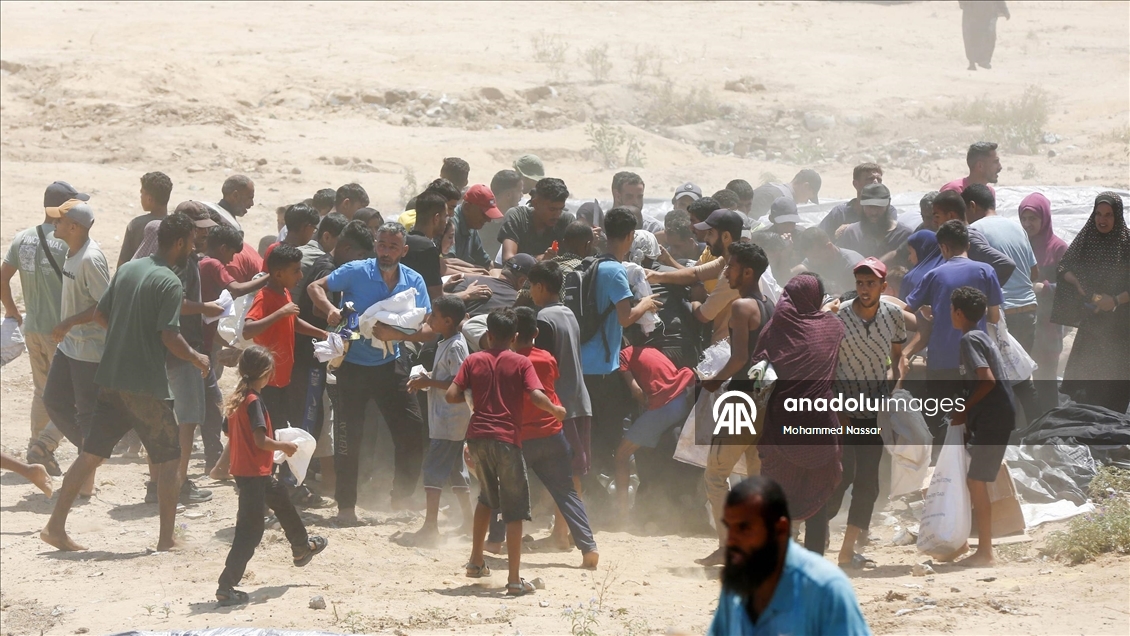 Açlıkla mücadele eden Filistinliler, havadan indirilen insani yardım malzemelerine akın etti