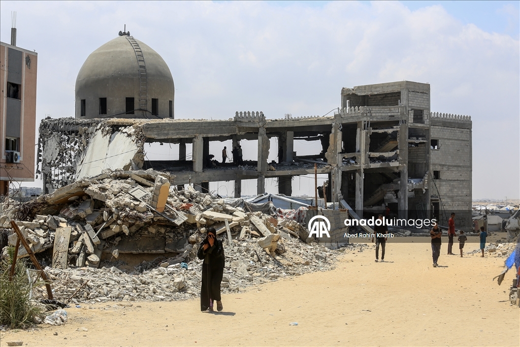 İsrail ordusunun bombardımanına maruz kalan el-Albani Camisi