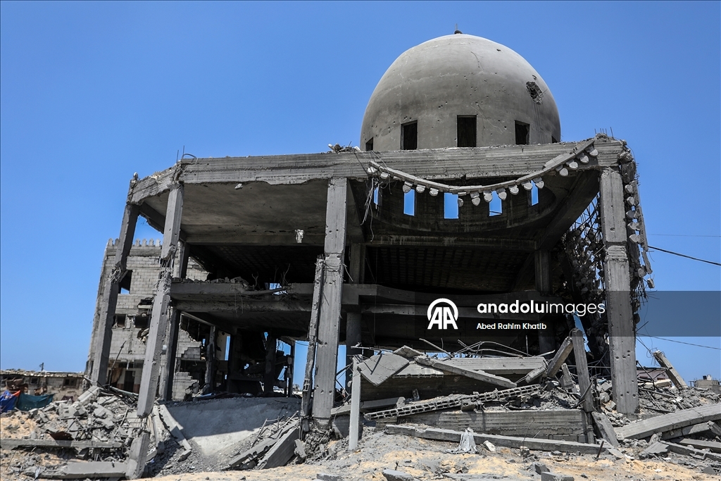 İsrail ordusunun bombardımanına maruz kalan el-Albani Camisi