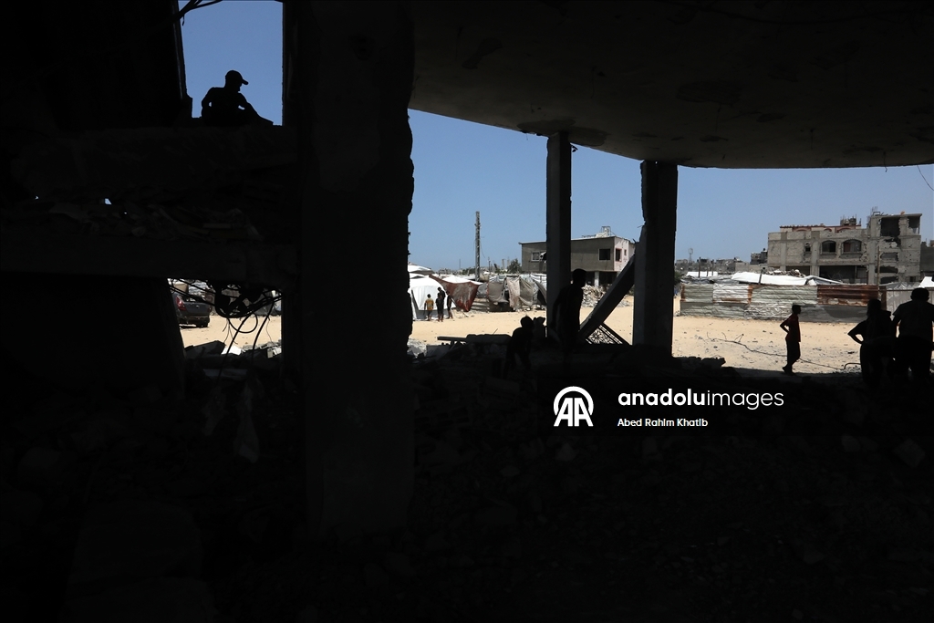 İsrail ordusunun bombardımanına maruz kalan el-Albani Camisi