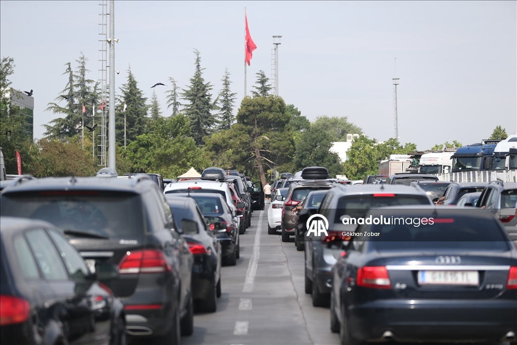 Yıllık izinlerini memleketlerinde geçiren gurbetçilerin dönüş yolculuğu sürüyor