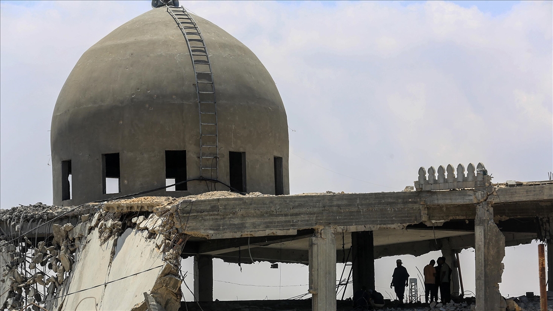 İsrail ordusunun bombardımanına maruz kalan el-Albani Camisi