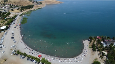 Hazar Gölü sahili kavurucu sıcaktan bunalanların adresi oluyor