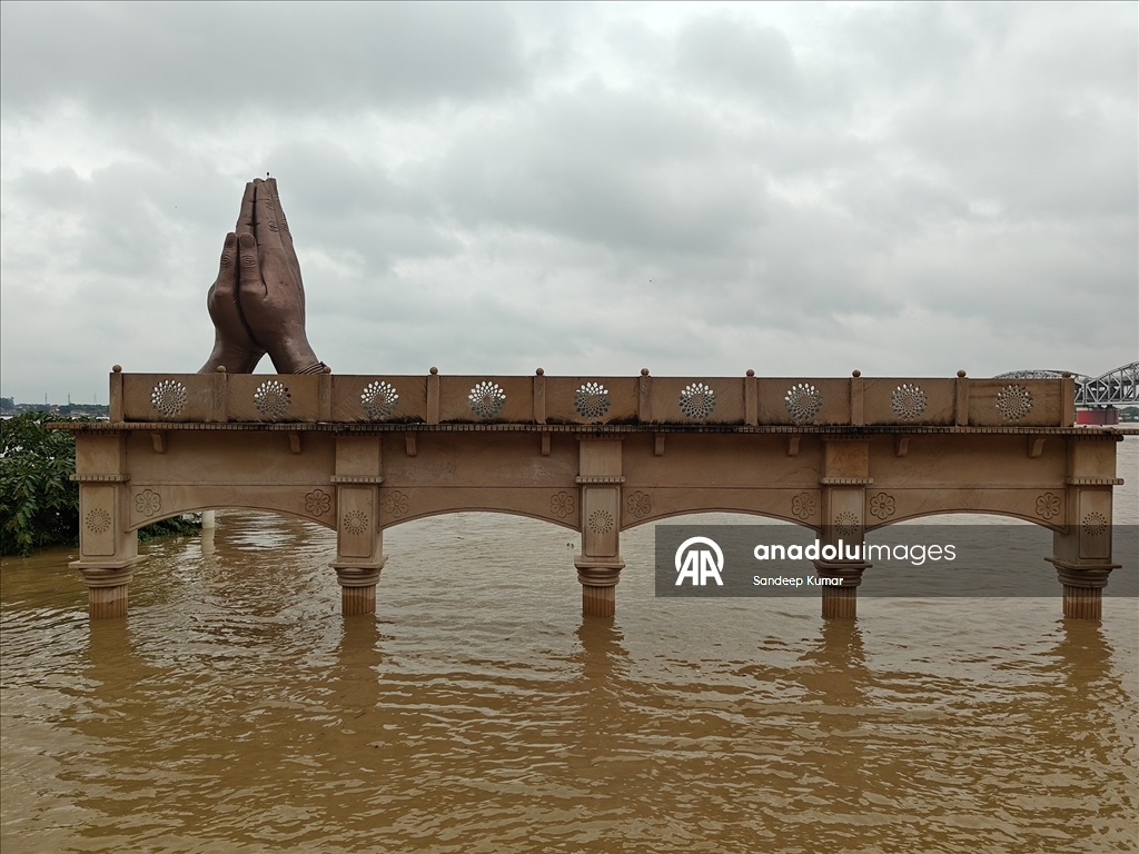 Muson yağmurları Ganj Nehri'nde suların yükselmesine neden oldu