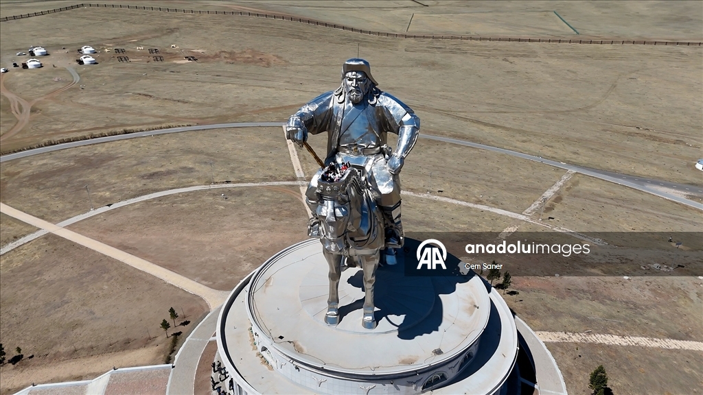 Moğolistan'da Gobi Çölü ve Cengiz Han Atlı Heykeli dron ile görüntüledi