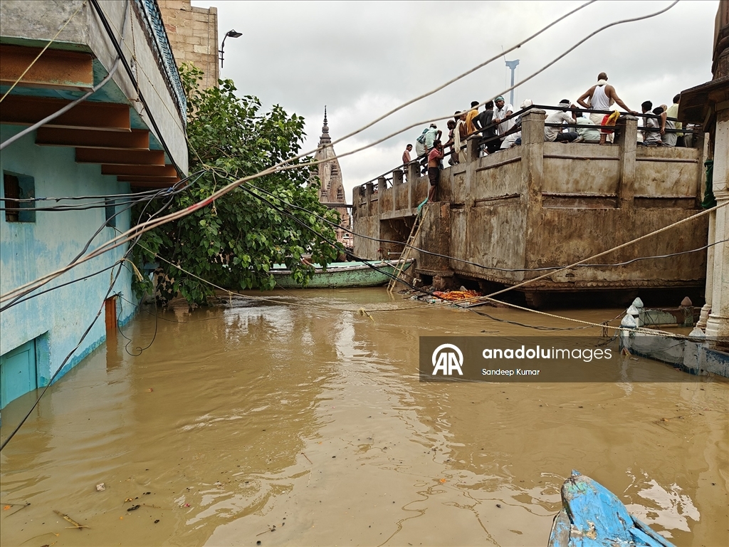 Muson yağmurları Ganj Nehri'nde suların yükselmesine neden oldu