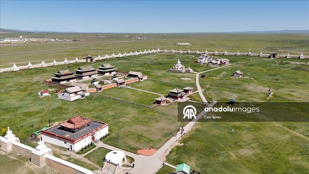 Moğolistan'da Gobi Çölü ve Cengiz Han Atlı Heykeli dron ile görüntüledi
