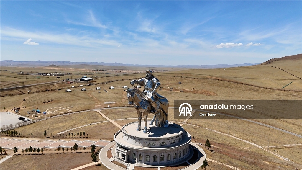 Moğolistan'da Gobi Çölü ve Cengiz Han Atlı Heykeli dron ile görüntüledi