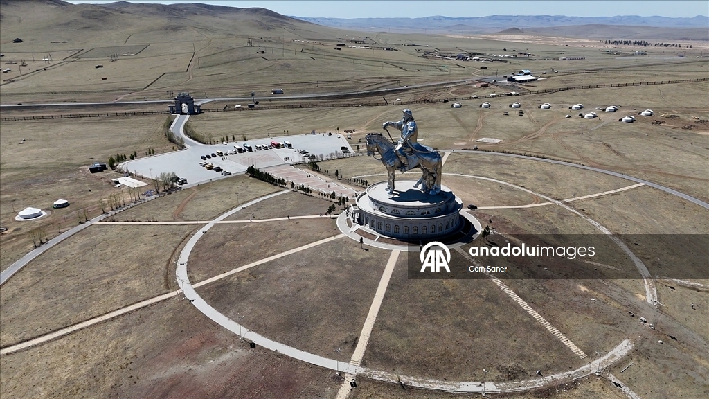 Moğolistan'da Gobi Çölü ve Cengiz Han Atlı Heykeli dron ile görüntüledi