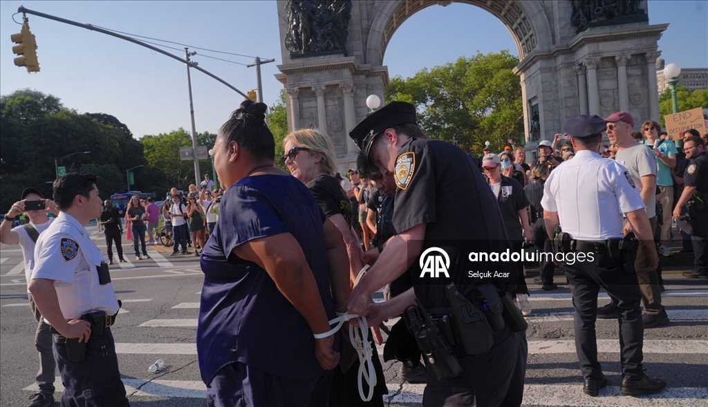 Gazze’ye destek amacıyla New York'ta yolu kapatan aileler, gösteri düzenledi