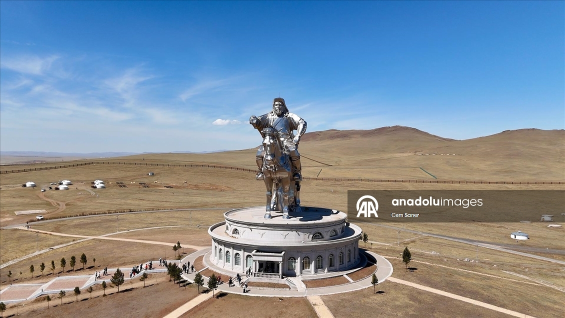 Moğolistan'da Gobi Çölü ve Cengiz Han Atlı Heykeli dron ile görüntüledi